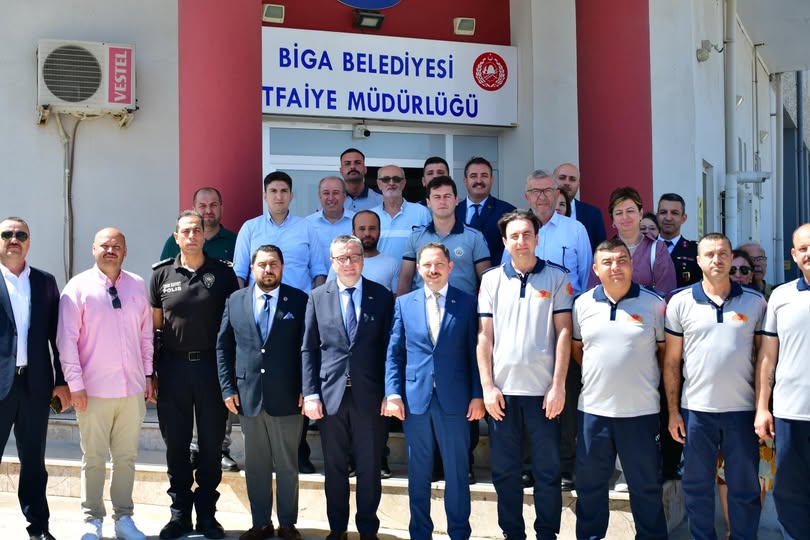 Kaymakamımız Sayın Ercan Kayabaşı Biga Belediyesi İtfaiye Müdürlüğünü Ziyaret Ederek İtfaiye Ekiplerinin Bayramlarını Kutladı